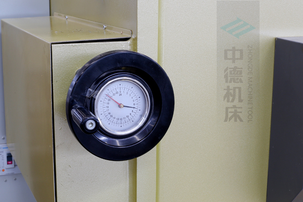ZDG-832刀片間隙調節(jié)裝置,設置在機架前面,并有刻度顯示,調節(jié)方便.jpg ZDG-832刀片間隙調節(jié)裝置,設置在機架前面,并有刻度顯示,調節(jié)方便.jpg