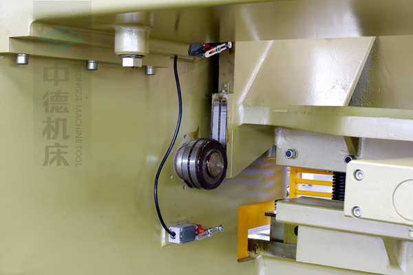 ZDG-832閘式刀架結構,刀架上下垂直運動工作,軸承受力小無磨損,所以能長久精確控制刀片間隙,并能調節(jié)剪切角度,提升產(chǎn)品質量,又顯著提高刀片使用壽命.jpg ZDG-832閘式刀架結構,刀架上下垂直運動工作,軸承受力小無磨損,所以能長久精確控制刀片間隙,并能調節(jié)剪切角度,提升產(chǎn)品質量,又顯著提高刀片使用壽命.jpg