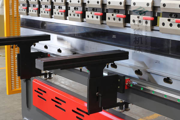 ZDPE8025采用線軌雙托料,可水平移動,能保持超高平行度,托料撐桿為ABS硬質(zhì)塑料,使用時不會劃傷不銹鋼板材表面.jpg ZDPE8025采用線軌雙托料,可水平移動,能保持超高平行度,托料撐桿為ABS硬質(zhì)塑料,使用時不會劃傷不銹鋼板材表面.jpg