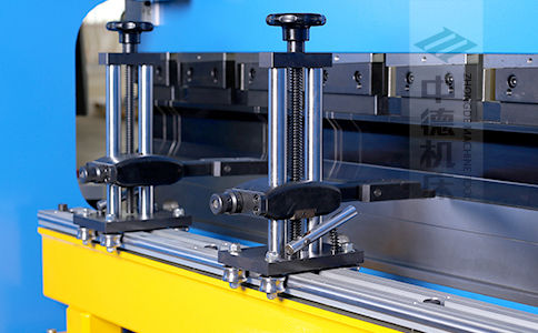 ZDPK-16032可調(diào)式檔指,手搖升降,可適應(yīng)不同模具;橫梁雙線軌設(shè)計,零游隙.jpg ZDPK-16032可調(diào)式檔指,手搖升降,可適應(yīng)不同模具;橫梁雙線軌設(shè)計,零游隙.jpg